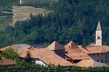 sanzeno borgo di casez con castel casez